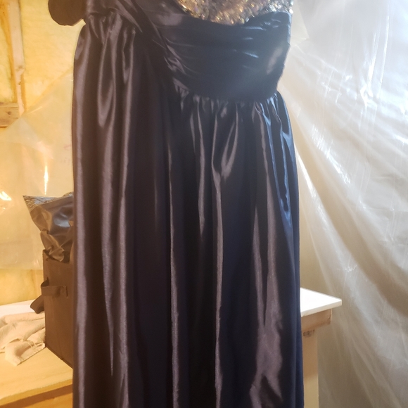 Gown - Picture 2 of 4